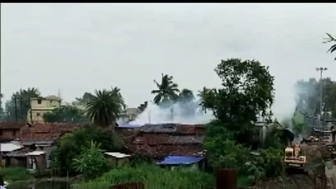 மேற்கு வங்கத்தில் வாக்குச்சாவடிக்கு வெளியே நாட்டு வெடிகுண்டு வீச்சு மேற்கு வங்கத்தில் வாக்குச்சாவடிக்கு வெளியே நாட்டு வெடிகுண்டு வீச்சு