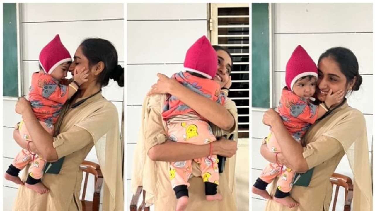 അമ്മയ്ക്ക് പരീക്ഷ എഴുതാൻ കുഞ്ഞിനെ പരിപാലിച്ച് വനിതാ കോൺസ്റ്റബിൾ; വൈറലായി ഒരു കുറിപ്പ് ! അമ്മയ്ക്ക് പരീക്ഷ എഴുതാൻ കുഞ്ഞിനെ പരിപാലിച്ച് വനിതാ കോൺസ്റ്റബിൾ; വൈറലായി ഒരു കുറിപ്പ് !