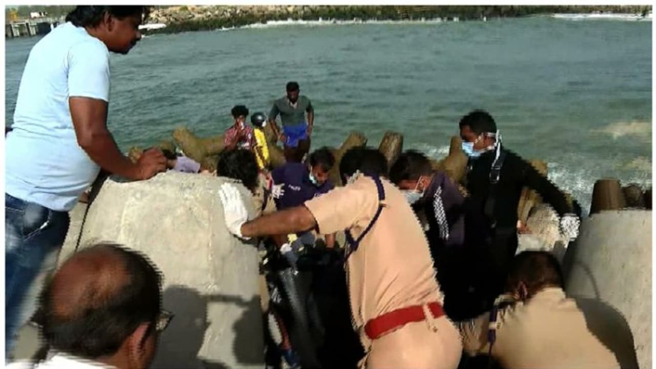 മുതലപ്പൊഴിയിൽ നിന്ന് മൂന്നാമത്തെ മൃതദേഹവും കിട്ടി: ഇനി കണ്ടെത്താനുള്ളത് ഒരാളെ; വള്ളം മറിഞ്ഞ് കാണാതായത് 4 പേരെ