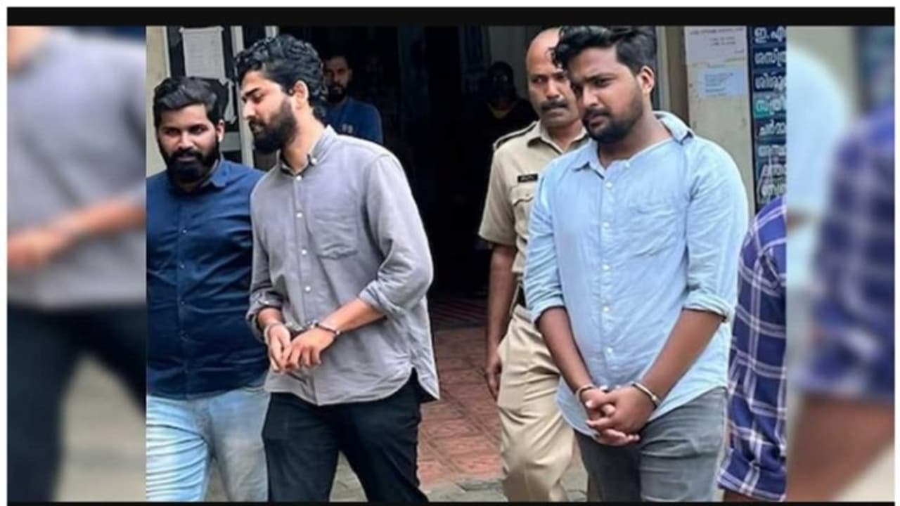  എംഎസ്എഫ് പ്രവ‍ര്‍ത്തക‍ര്‍ക്ക് കൈവിലങ്ങ്: കൊയിലാണ്ടി എസ് ഐക്കെതിരെ അന്വേഷണ ഉത്തരവിട്ട് മനുഷ്യാവകാശ കമ്മീഷൻ 