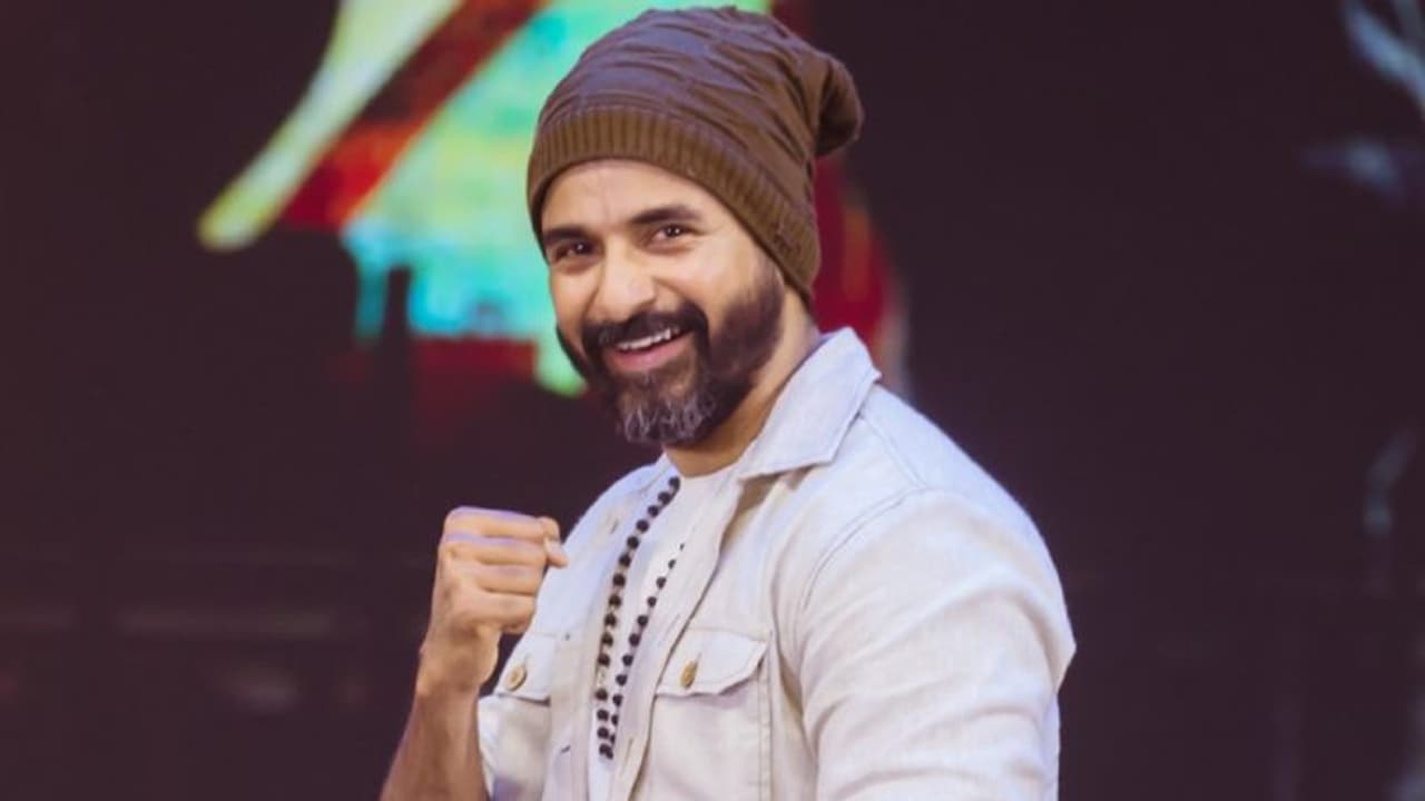 "வீரமே ஜெயம்".. முடிவுக்கு வந்த சஸ்பென்ஸ்.. மாவீரன் படத்தில் வரும் God Voice குரல் கொடுத்தது அவரே தான்! "வீரமே ஜெயம்".. முடிவுக்கு வந்த சஸ்பென்ஸ்.. மாவீரன் படத்தில் வரும் God Voice குரல் கொடுத்தது அவரே தான்!