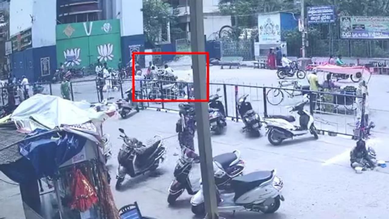 తెలివిమీరిన దొంగలు : బైక్ పైనుంచి పడిపోతున్నట్లు నటించి , ఫోన్ కొట్టేసేందుకు యత్నం (వీడియో) తెలివిమీరిన దొంగలు : బైక్ పైనుంచి పడిపోతున్నట్లు నటించి , ఫోన్ కొట్టేసేందుకు యత్నం (వీడియో)