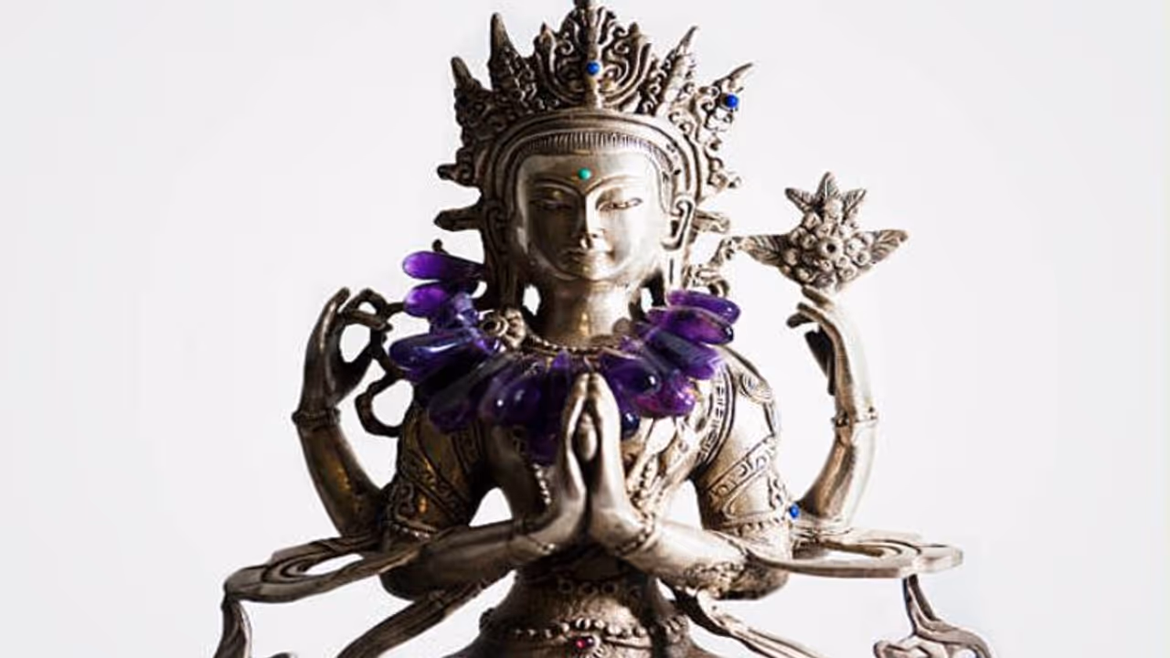 Vastu Tips: வீட்டின் பூஜை அறையில் வெள்ளி சிலைகள் வைப்பது சுபமா; வாஸ்து கூறுவது என்ன?