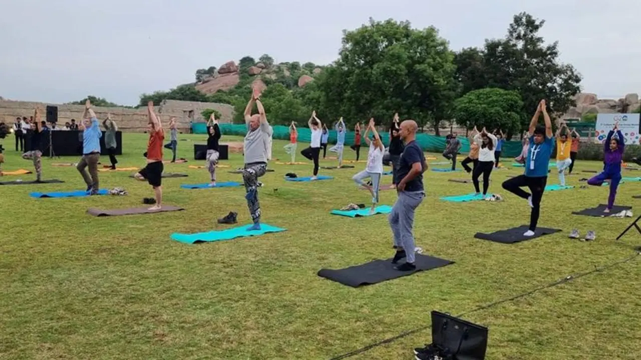 ವಿಜಯನಗರ: ಹಂಪಿಯಲ್ಲಿ ಯೋಗ ಮಾಡಿ ಸಂಭ್ರಮಿಸಿದ ಜಿ 20 ಪ್ರತಿನಿಧಿಗಳು!