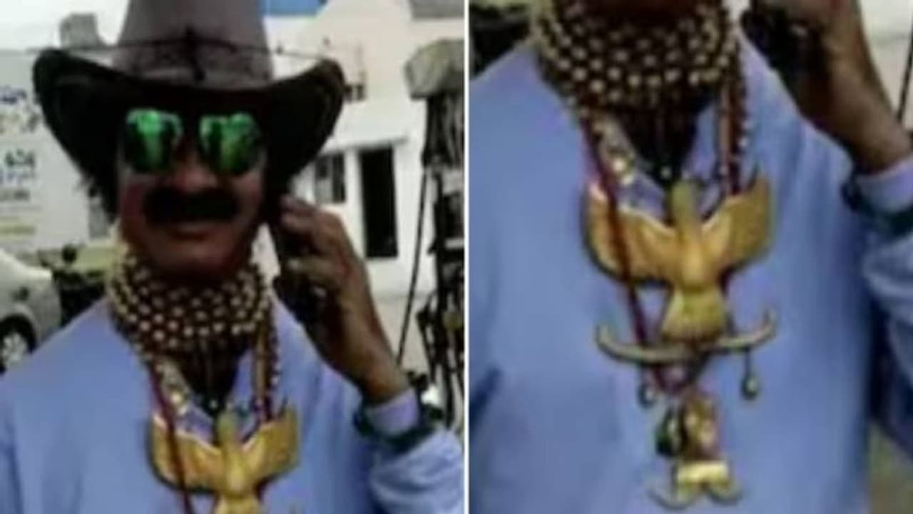 കഴുത്തിൽ രണ്ട് കിലോ തൂക്കം വരുന്ന സ്വർണ ലോക്കറ്റ്, നാട്ടിലെ മിന്നുംതാരമാണ് ഈ യുവാവ്! കഴുത്തിൽ രണ്ട് കിലോ തൂക്കം വരുന്ന സ്വർണ ലോക്കറ്റ്, നാട്ടിലെ മിന്നുംതാരമാണ് ഈ യുവാവ്!