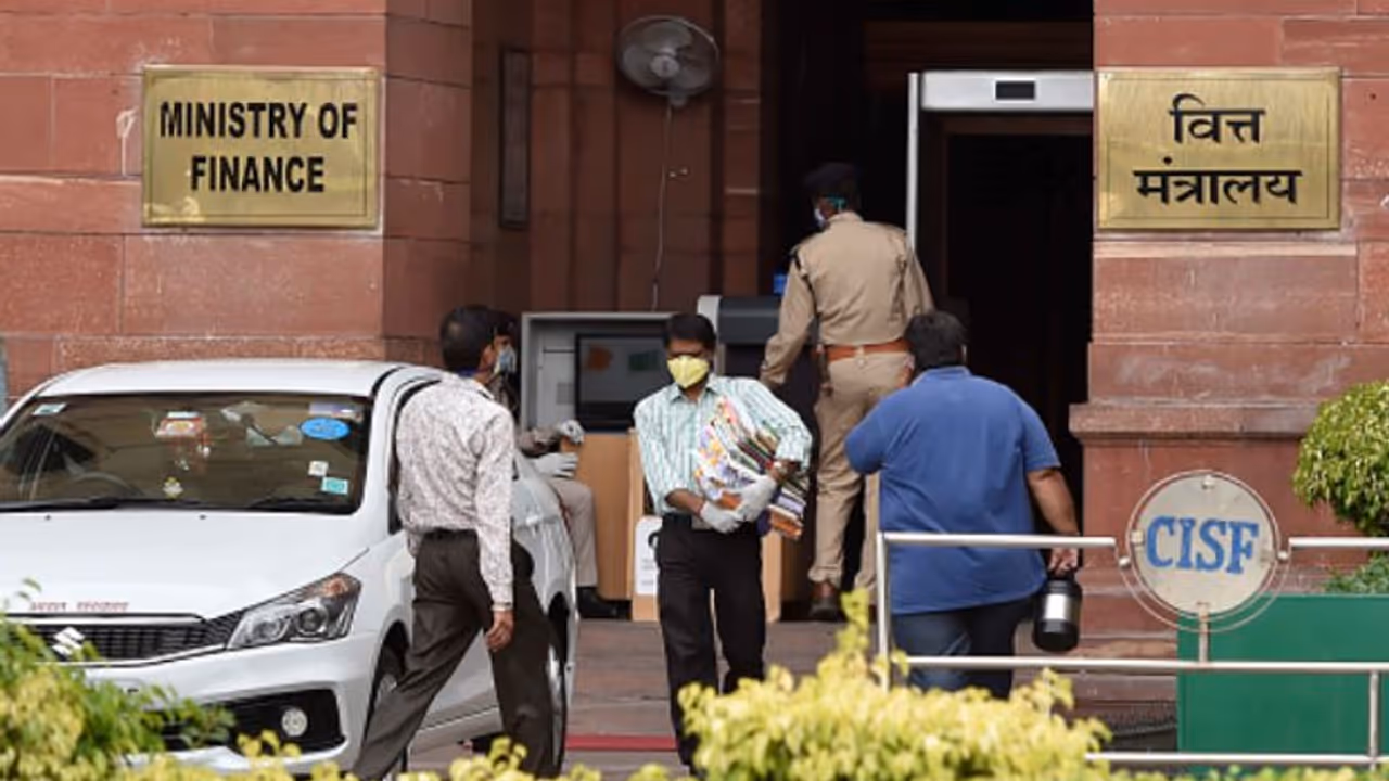 രഹസ്യ സ്വഭാവമുള്ള രേഖകള് പാകിസ്താനിലെ അജ്ഞാതന് നല്കി, ധനകാര്യ വകുപ്പ് ജീവനക്കാരന് പിടിയില് രഹസ്യ സ്വഭാവമുള്ള രേഖകള് പാകിസ്താനിലെ അജ്ഞാതന് നല്കി, ധനകാര്യ വകുപ്പ് ജീവനക്കാരന് പിടിയില്