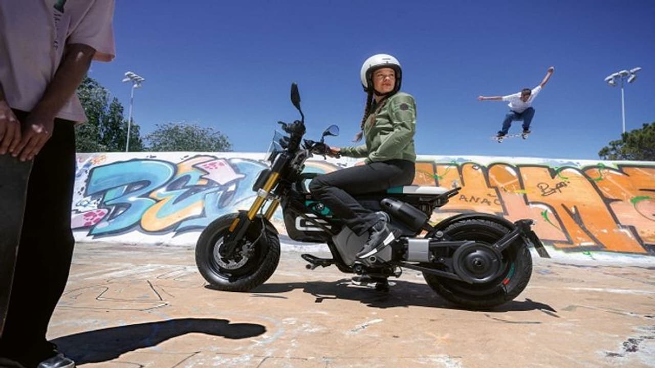 లైసెన్స్ అవసరం లేని బిఎమ్డబ్ల్యూ ఎలక్ట్రిక్ స్కూటర్.. దీని ధర, ఫీచర్లు, మైలేజ్ గురించి తెలుసా.. లైసెన్స్ అవసరం లేని బిఎమ్డబ్ల్యూ ఎలక్ట్రిక్ స్కూటర్.. దీని ధర, ఫీచర్లు, మైలేజ్ గురించి తెలుసా..