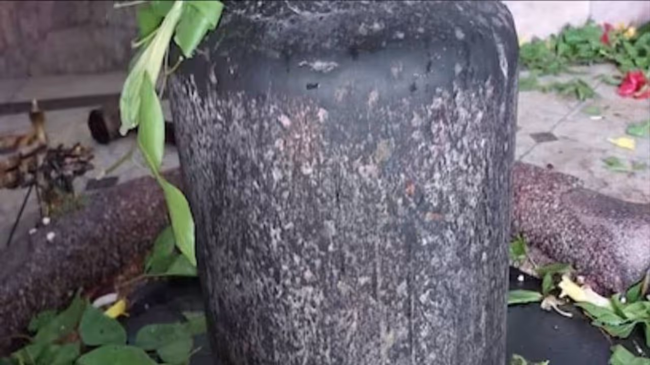 பட்டைக்கு பதில், நாமம் பூசப்படும் ஒரே சிவன் கோயில் இதுதான்.. பின்னணியில் உள்ள ரகசியம் என்ன? பட்டைக்கு பதில், நாமம் பூசப்படும் ஒரே சிவன் கோயில் இதுதான்.. பின்னணியில் உள்ள ரகசியம் என்ன?