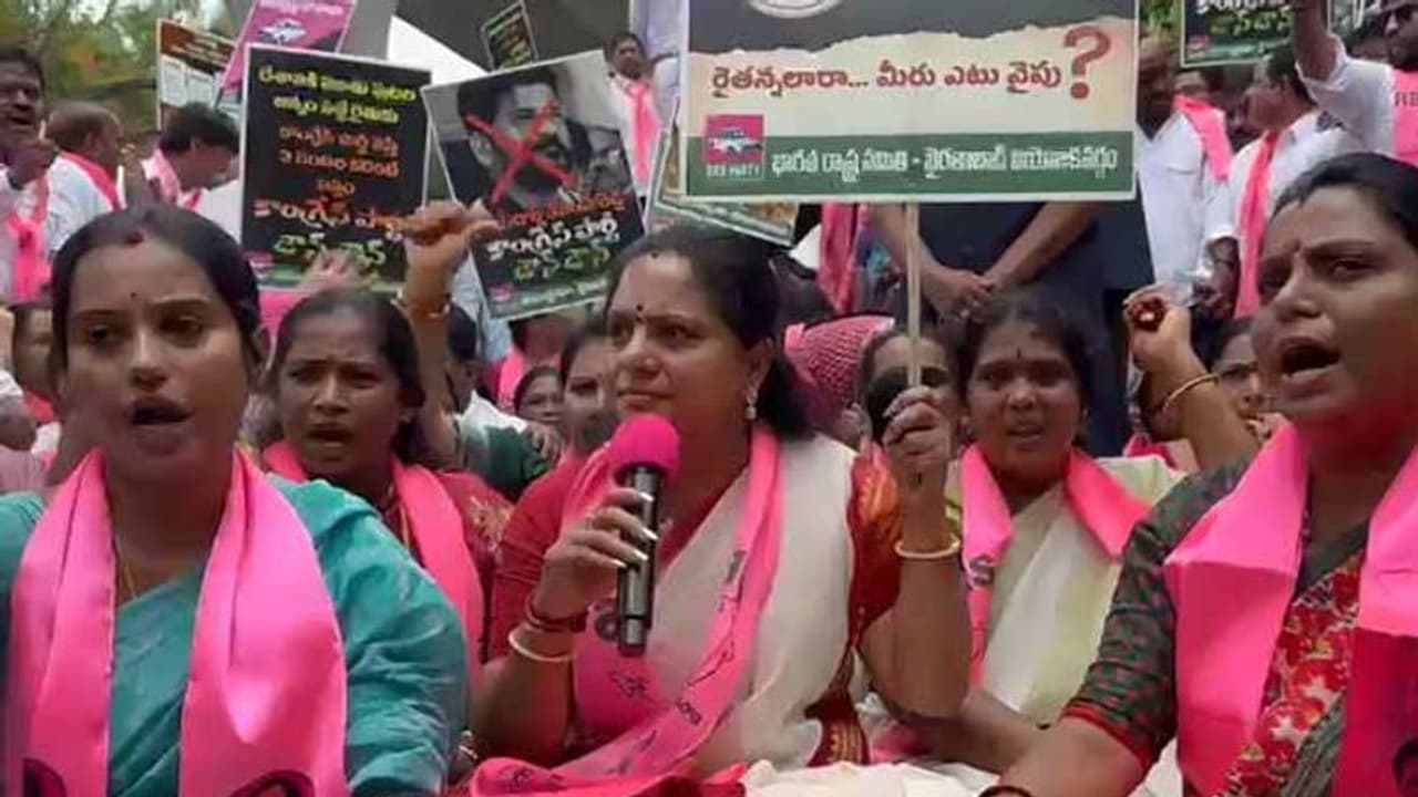 ఉచిత విద్యుత్ పై రేవంత్ ప్రకటనతో రైతు డిక్లరేషన్ బోగస్సే: విద్యుత్ సౌధ వద్ద కవిత ఆందోళన ఉచిత విద్యుత్ పై రేవంత్ ప్రకటనతో రైతు డిక్లరేషన్ బోగస్సే: విద్యుత్ సౌధ వద్ద కవిత ఆందోళన