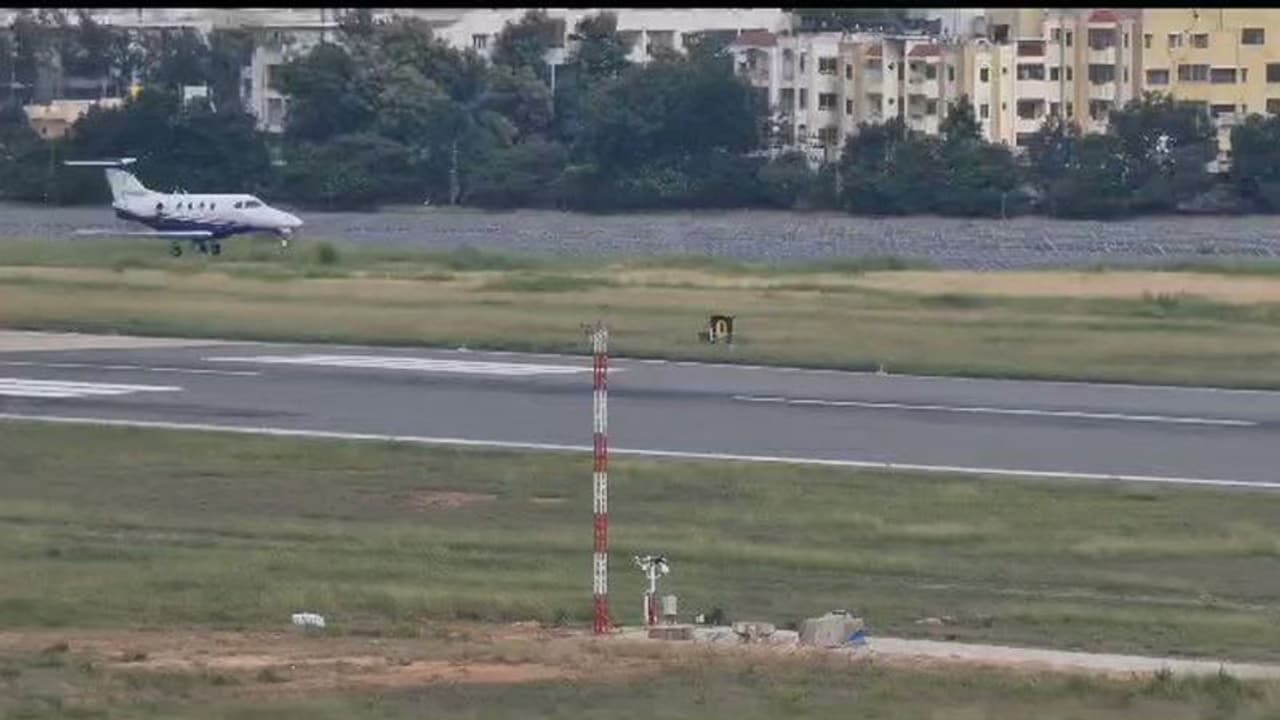 லேண்டிங் கியர் செயல் இழப்பு... பெங்களூருவில் அவசரமாக தரையிறங்கிய விமானம்! லேண்டிங் கியர் செயல் இழப்பு... பெங்களூருவில் அவசரமாக தரையிறங்கிய விமானம்!