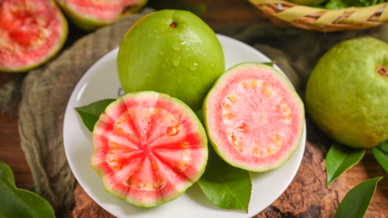 പതിവായി പേരയ്ക്ക കഴിക്കൂ, ഈ രോഗങ്ങളെ അകറ്റി നിർത്താം... പതിവായി പേരയ്ക്ക കഴിക്കൂ, ഈ രോഗങ്ങളെ അകറ്റി നിർത്താം...