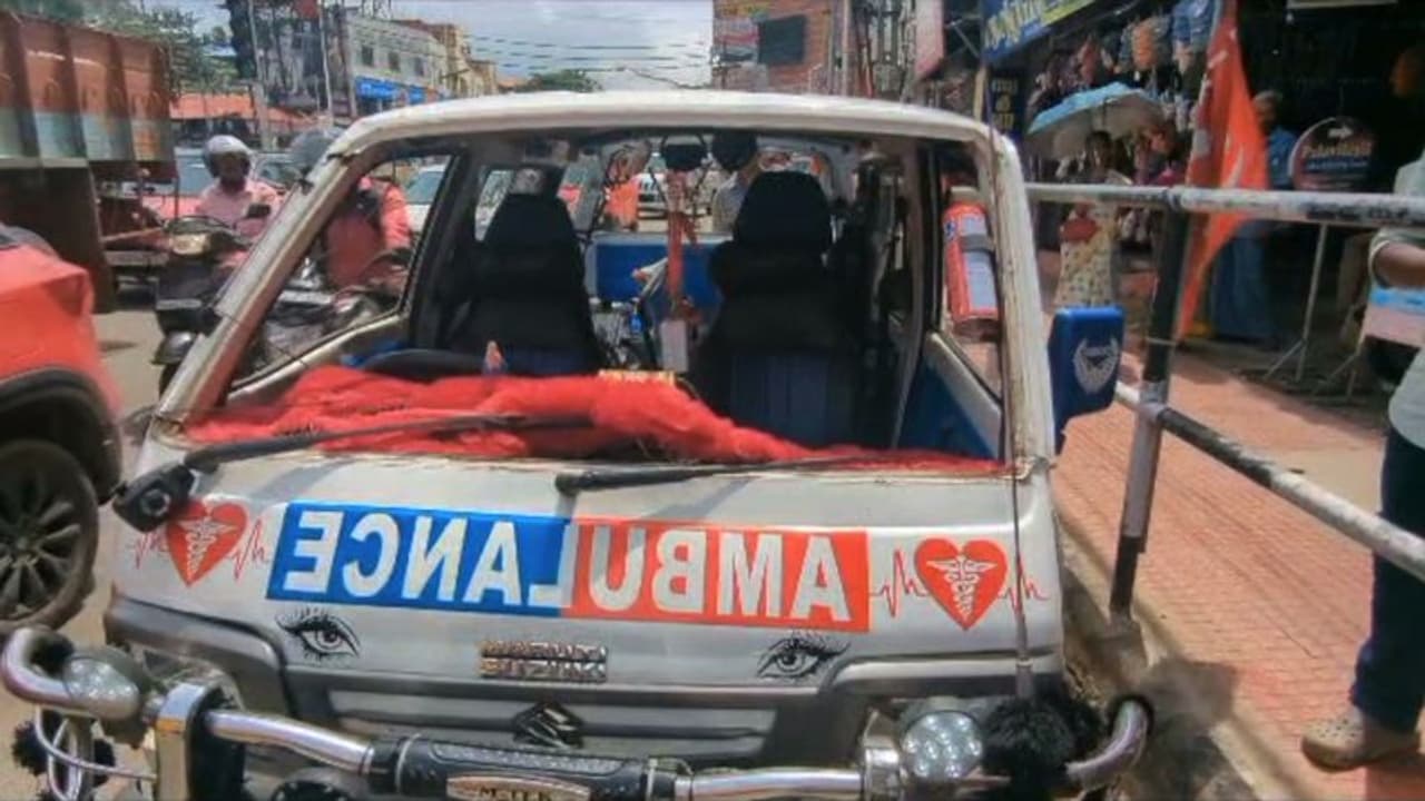 മന്ത്രിയുടെ പൈലറ്റ് വാഹനമിടിച്ച് രോഗിയുമായി പോയ ആംബുലൻസ് മറിഞ്ഞു; 5 പേർക്ക് പരിക്ക് മന്ത്രിയുടെ പൈലറ്റ് വാഹനമിടിച്ച് രോഗിയുമായി പോയ ആംബുലൻസ് മറിഞ്ഞു; 5 പേർക്ക് പരിക്ക്