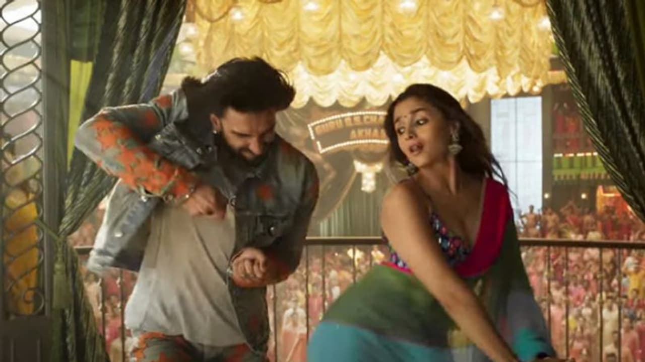 'വാട്ട് ഝുംക', രണ്വീര് സിംഗ് ചിത്രത്തിലെ ഗാനം പുറത്ത് 'വാട്ട് ഝുംക', രണ്വീര് സിംഗ് ചിത്രത്തിലെ ഗാനം പുറത്ത്