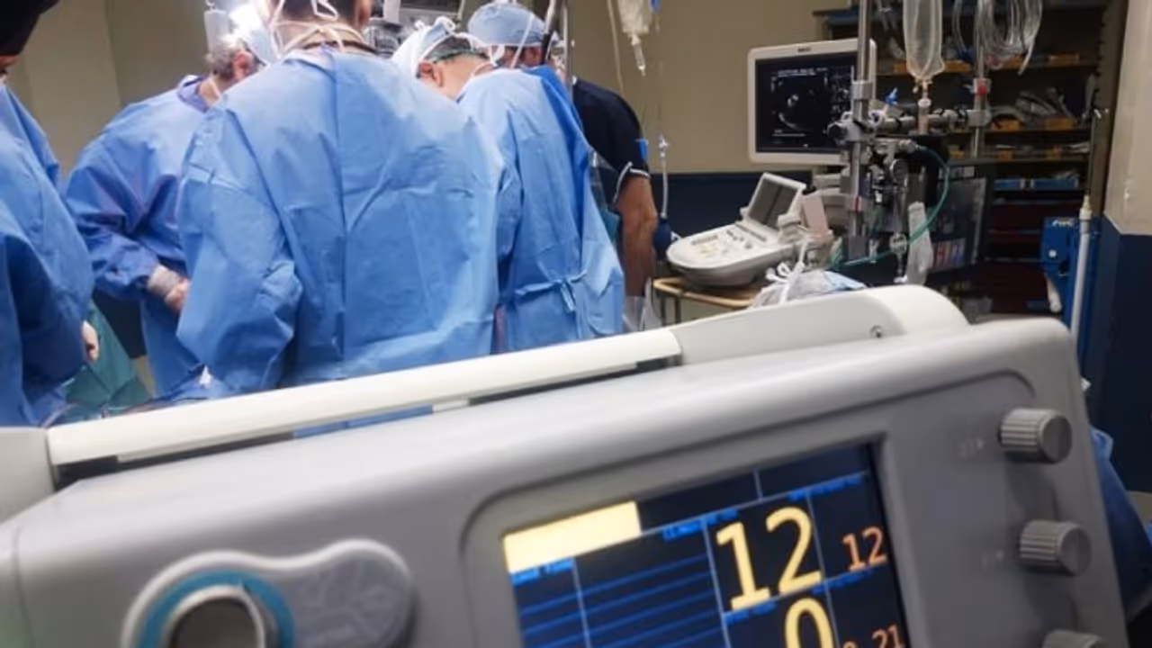 'തിമിരത്തിന് ശസ്ത്രക്രിയ ചെയ്തതിന് പിന്നാലെ 18 പേര്ക്ക് കാഴ്ച നഷ്ടപ്പെട്ടു'; ആശുപത്രിക്കെതിരെ പരാതി 'തിമിരത്തിന് ശസ്ത്രക്രിയ ചെയ്തതിന് പിന്നാലെ 18 പേര്ക്ക് കാഴ്ച നഷ്ടപ്പെട്ടു'; ആശുപത്രിക്കെതിരെ പരാതി