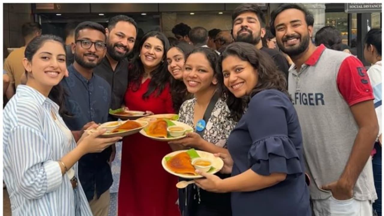 ഒരു താരജാഡയും ഇല്ലെന്ന് ആരാധകർ ; സുഹൃത്തുക്കൾക്കൊപ്പം ഭക്ഷണം കഴിച്ച് അമിതാഭ് ബച്ചന്റെ കൊച്ചുമകൾ ഒരു താരജാഡയും ഇല്ലെന്ന് ആരാധകർ ; സുഹൃത്തുക്കൾക്കൊപ്പം ഭക്ഷണം കഴിച്ച് അമിതാഭ് ബച്ചന്റെ കൊച്ചുമകൾ