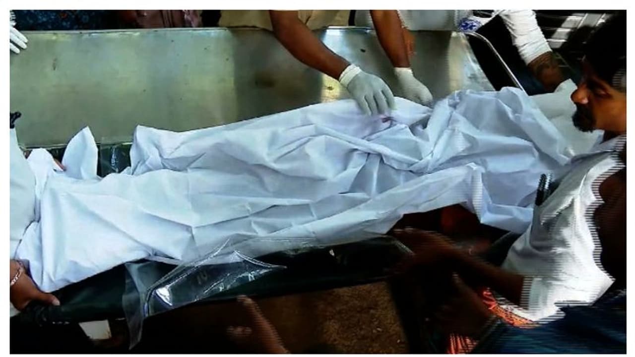 ആദ്യദിനം ജോലിക്കെത്തി; വീട് പൊളിക്കുന്നതിനിടെ ചുവരിടിഞ്ഞു വീണ് യുവാക്കൾക്ക് ദാരുണാന്ത്യം ആദ്യദിനം ജോലിക്കെത്തി; വീട് പൊളിക്കുന്നതിനിടെ ചുവരിടിഞ്ഞു വീണ് യുവാക്കൾക്ക് ദാരുണാന്ത്യം