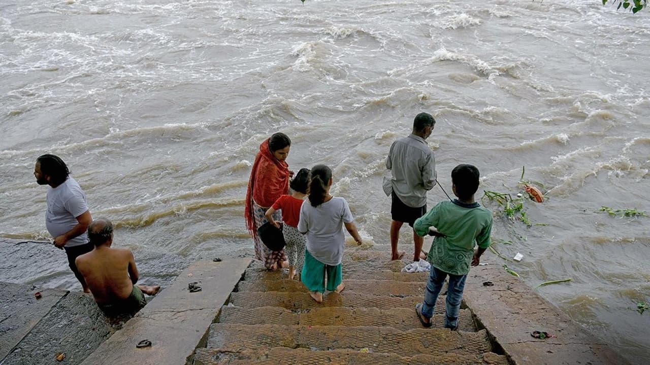 45 വര്‍ഷത്തിനിടയിലെ ഏറ്റവും ഉയര്‍ന്ന ജലനിരപ്പില്‍ യമുന, സ്കൂളുകള്‍ക്കും കോളേജുകള്‍ക്കും ഞായറാഴ്ച വരെ അവധി