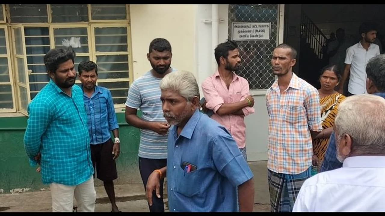 சேலத்தில் மது அருந்திவிட்டு புல் போதையில் பள்ளிக்கு வந்த ஆசிரியரால் பெற்றோர் அதிர்ச்சி