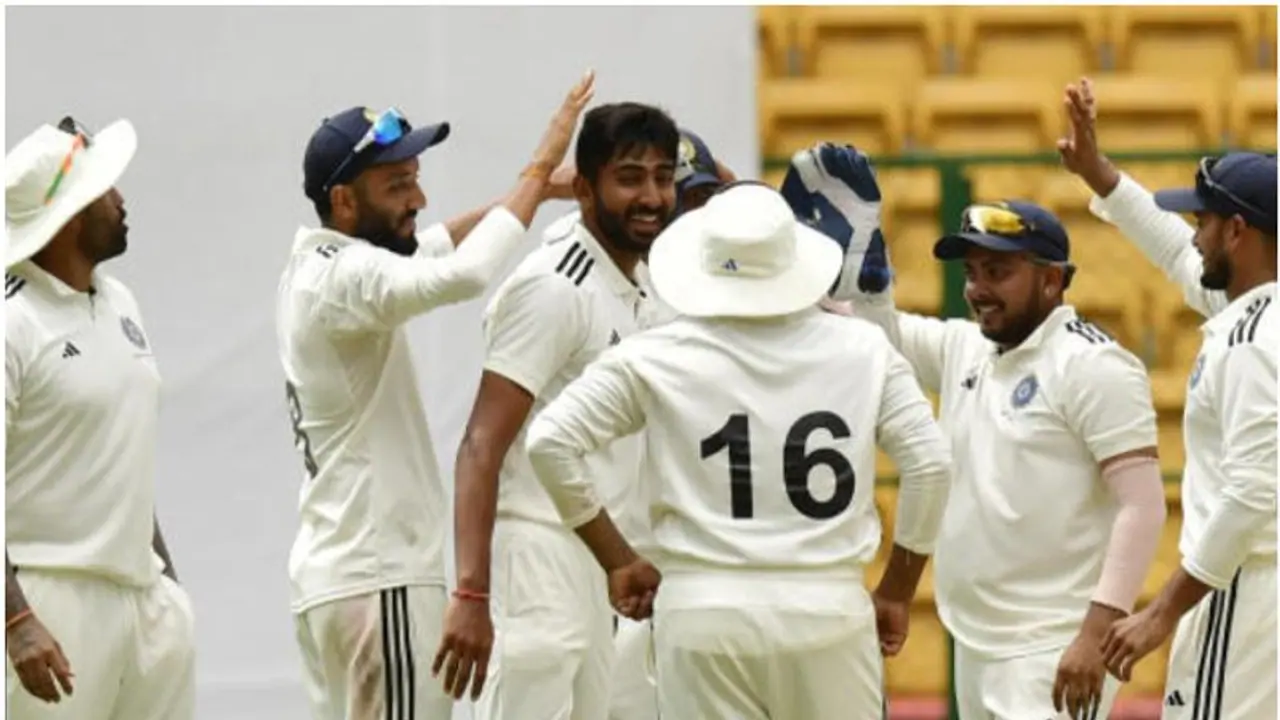 മലയാളി താരം നിരാശപ്പെടുത്തി! ദുലീപ് ട്രോഫി ഫൈനലില് വെസ്റ്റ് സോണിനെതിരെ സൗത്ത് സോണിന് ബാറ്റിംഗ് തകര്ച്ച മലയാളി താരം നിരാശപ്പെടുത്തി! ദുലീപ് ട്രോഫി ഫൈനലില് വെസ്റ്റ് സോണിനെതിരെ സൗത്ത് സോണിന് ബാറ്റിംഗ് തകര്ച്ച