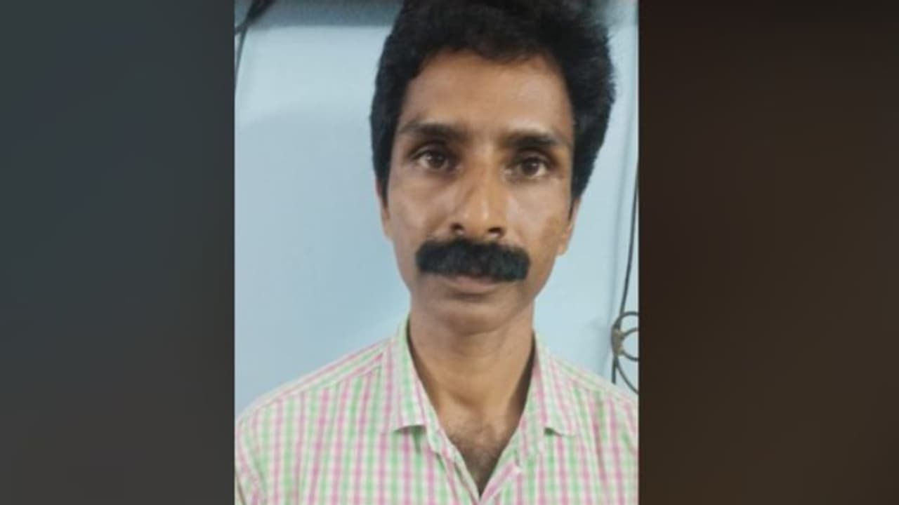 പോക്സോ കേസിലെ പ്രതി അധ്യാപകൻ, വീണ്ടും മോശം പെരുമാറ്റം; സ്കൂൾ വിട്ട് വിദ്യാർഥികൾ നേരെ സ്റ്റേഷനിലേക്ക്, അറസ്റ്റ് പോക്സോ കേസിലെ പ്രതി അധ്യാപകൻ, വീണ്ടും മോശം പെരുമാറ്റം; സ്കൂൾ വിട്ട് വിദ്യാർഥികൾ നേരെ സ്റ്റേഷനിലേക്ക്, അറസ്റ്റ്