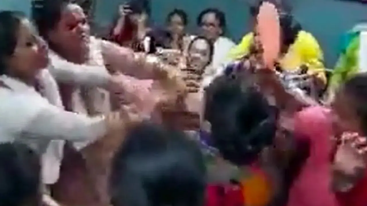 WATCH: Viral video shows disturbing brawl among women inside Kolkata local; internet jokes about 'free WWE' WATCH: Viral video shows disturbing brawl among women inside Kolkata local; internet jokes about 'free WWE'