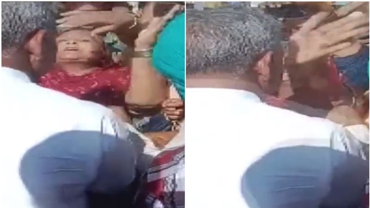 'എന്തിനാണ് ഇപ്പോൾ വന്നത്?' പ്രളയത്തിൽ മുങ്ങിയ പ്രദേശം സന്ദർശിച്ച എംഎൽഎയെ തല്ലി സ്ത്രീ, വീഡിയോ 'എന്തിനാണ് ഇപ്പോൾ വന്നത്?' പ്രളയത്തിൽ മുങ്ങിയ പ്രദേശം സന്ദർശിച്ച എംഎൽഎയെ തല്ലി സ്ത്രീ, വീഡിയോ