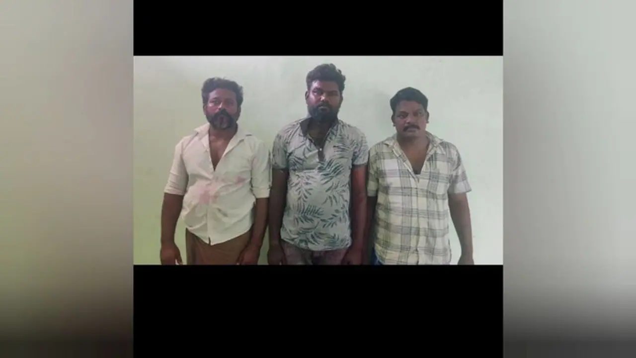 திருவிழாவின் போது காவல்துறை அதிகாரி மீது பட்டாசை கொளுத்தி போட்டு தாக்குதல் போலீஸ் வலைவீச்சு