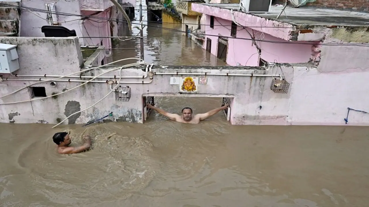 ಯಮುನೆಯ ಅವಾಂತರ: ನೀರಲ್ಲೇ ಮುಳುಗಿದ ದೆಹಲಿಗೀಗ ಜೀವಜಲದ ಕೊರತೆ! ಯಮುನೆಯ ಅವಾಂತರ: ನೀರಲ್ಲೇ ಮುಳುಗಿದ ದೆಹಲಿಗೀಗ ಜೀವಜಲದ ಕೊರತೆ!