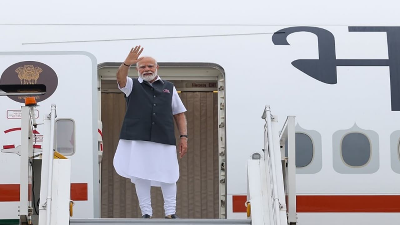 മോദി വീണ്ടും വിദേശത്തേക്ക്; രണ്ട് ദിവസത്തെ സന്ദർശനത്തിനായി ഫ്രാൻസിലേക്ക് തിരിച്ചു മോദി വീണ്ടും വിദേശത്തേക്ക്; രണ്ട് ദിവസത്തെ സന്ദർശനത്തിനായി ഫ്രാൻസിലേക്ക് തിരിച്ചു