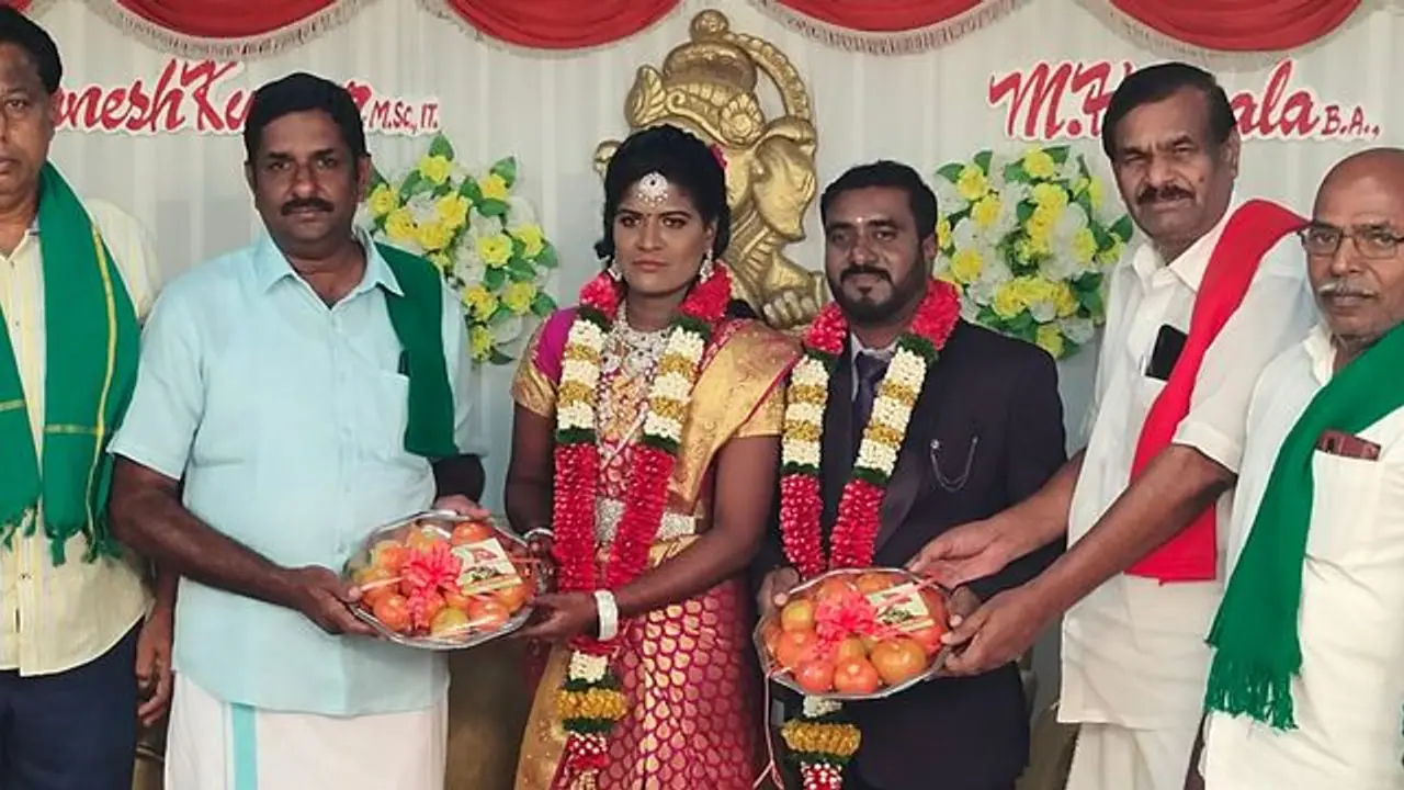 கோவையில் புதுமண தம்பதிக்கு தக்காளி, வெங்காயத்தை அன்பளிப்பாக வழங்கிய விவசாயிகள் கோவையில் புதுமண தம்பதிக்கு தக்காளி, வெங்காயத்தை அன்பளிப்பாக வழங்கிய விவசாயிகள்