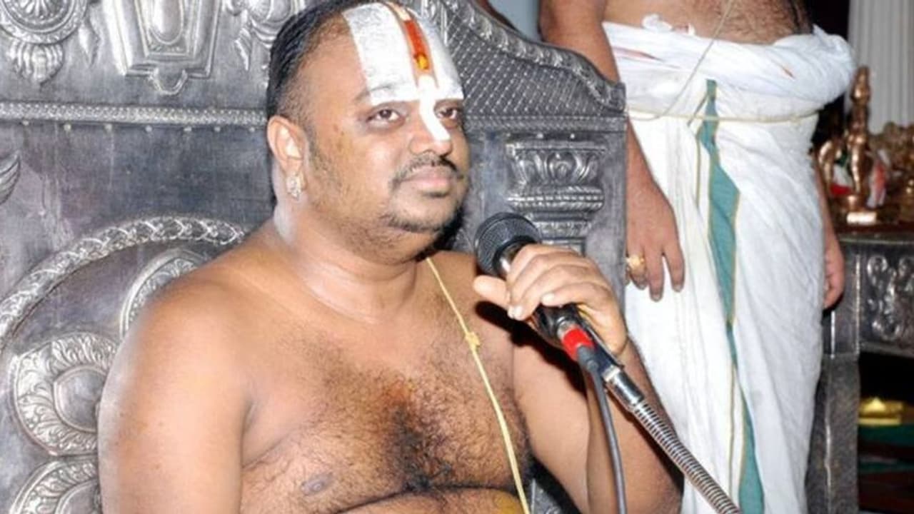 தொழிலதிபர் மனைவியை கடத்தி கற்பழித்த வழக்கு.! சதுர்வேதி சாமியார் 31ம் தேதி மகளிர் நீதிமன்றத்தில் ஆஜராக உத்தரவு தொழிலதிபர் மனைவியை கடத்தி கற்பழித்த வழக்கு.! சதுர்வேதி சாமியார் 31ம் தேதி மகளிர் நீதிமன்றத்தில் ஆஜராக உத்தரவு