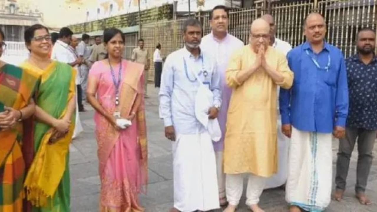ಇಸ್ರೋ ವಿಜ್ಞಾನಿಗಳಿಂದ ತಿರುಪತಿ ದೇಗುಲ ಭೇಟಿ, ಚಂದ್ರಯಾನ ಉಡಾವಣೆ ಯಶಸ್ವಿಗೆ ವಿಶೇಷ ಪೂಜೆ! ಇಸ್ರೋ ವಿಜ್ಞಾನಿಗಳಿಂದ ತಿರುಪತಿ ದೇಗುಲ ಭೇಟಿ, ಚಂದ್ರಯಾನ ಉಡಾವಣೆ ಯಶಸ್ವಿಗೆ ವಿಶೇಷ ಪೂಜೆ!