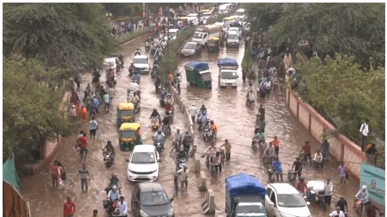 Delhi traffic disrupted: Flooded roads cause chaos on ITO to Dhaula Kuan route; police issues advisory Delhi traffic disrupted: Flooded roads cause chaos on ITO to Dhaula Kuan route; police issues advisory