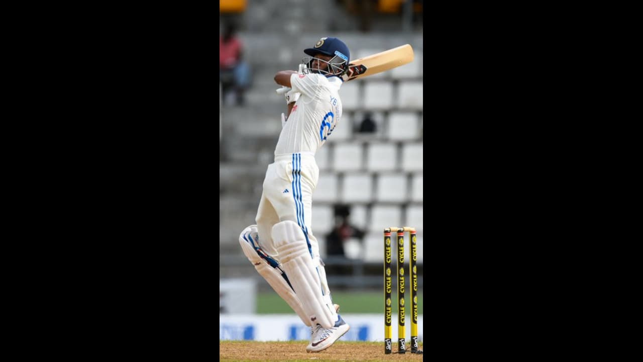  അരങ്ങേറ്റ സെഞ്ചുറി മാതാപിതാക്കള്‍ക്ക് സമര്‍പ്പിച്ച് യശസ്വി, ഡ്രസ്സിംഗ് റൂമില്‍ വന്‍ വരവേല്‍പ്പ് വീഡിയോ