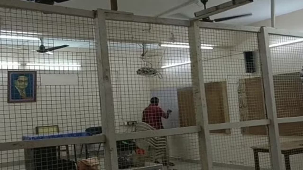 தென்காசி தொகுதி மறுவாக்கு எண்ணிக்கை நிறுத்தம்! தென்காசி தொகுதி மறுவாக்கு எண்ணிக்கை நிறுத்தம்!