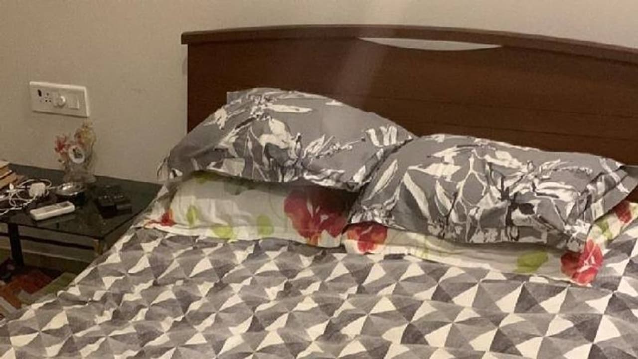 70 വയസുള്ള അമ്മ തന്റെ കിടക്ക വിരിച്ചുവച്ചു, ഇതാണ് വീട്ടമ്മയുടെ ശക്തി; യുവാവിന്റെ പോസ്റ്റിന് വൻ വിമർശനം 70 വയസുള്ള അമ്മ തന്റെ കിടക്ക വിരിച്ചുവച്ചു, ഇതാണ് വീട്ടമ്മയുടെ ശക്തി; യുവാവിന്റെ പോസ്റ്റിന് വൻ വിമർശനം