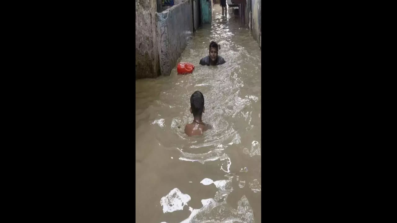പ്രളയ ഭീതി, അതീവ ജാഗ്രതയിൽ ദില്ലി; കൂടൂതൽ സേനയെ വിന്യസിക്കും പ്രളയ ഭീതി, അതീവ ജാഗ്രതയിൽ ദില്ലി; കൂടൂതൽ സേനയെ വിന്യസിക്കും