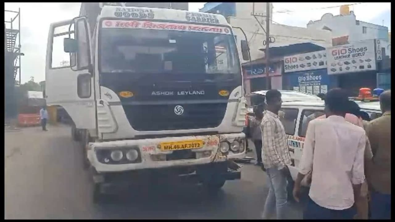 லாரியை முந்தி செல்ல முயற்சித்த போது விபத்து; இருசக்கர வாகனத்தில் வந்தவர் தலை நசுங்கி பலி லாரியை முந்தி செல்ல முயற்சித்த போது விபத்து; இருசக்கர வாகனத்தில் வந்தவர் தலை நசுங்கி பலி