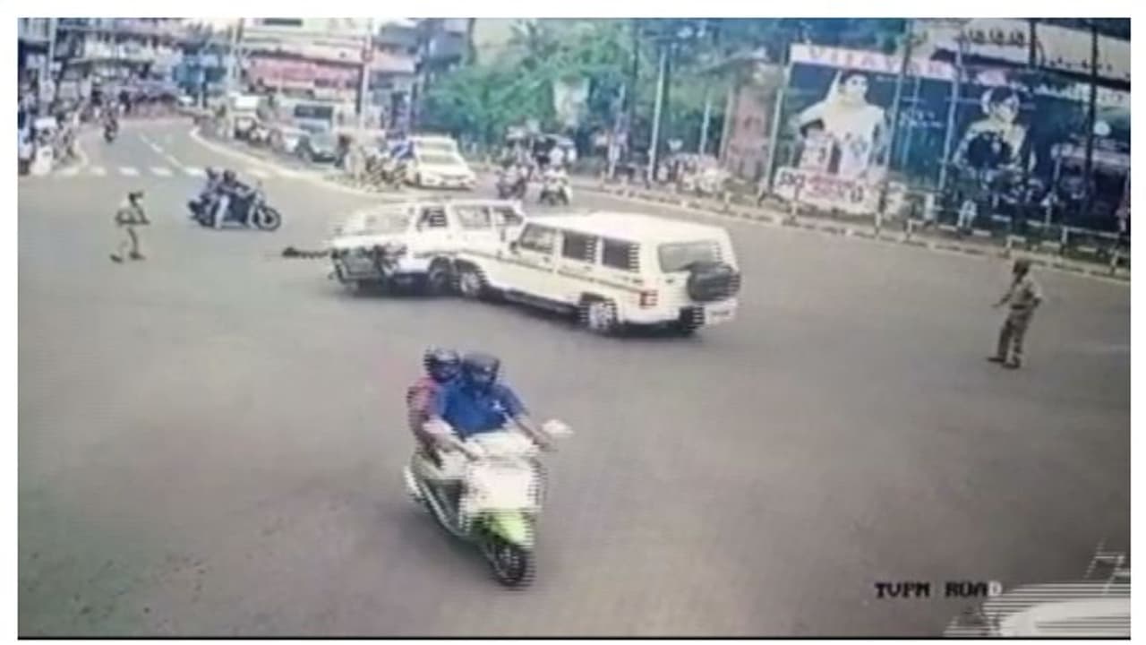 ആംബുലൻസ് അപകടം; പൊലീസ് ഡ്രൈവർക്കും ആംബുലൻസ് ഡ്രൈവർക്കുമെതിരെ കേസ് ആംബുലൻസ് അപകടം; പൊലീസ് ഡ്രൈവർക്കും ആംബുലൻസ് ഡ്രൈവർക്കുമെതിരെ കേസ്