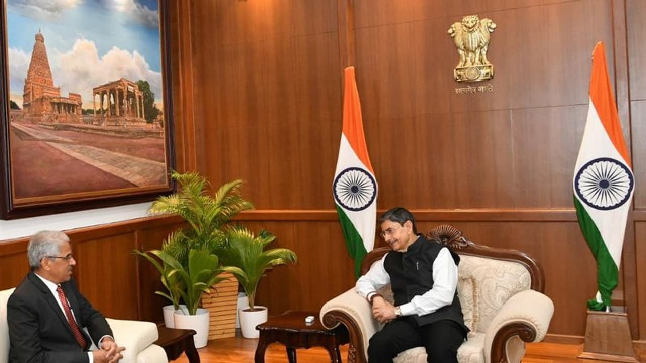 டெல்லியில் இருந்து சென்னை திரும்பிய ஆளுநர் ரவி.! ராஜ்பவனுக்கு திடீரென சென்ற தலைமைச் செயலர் காரணம் என்ன.? டெல்லியில் இருந்து சென்னை திரும்பிய ஆளுநர் ரவி.! ராஜ்பவனுக்கு திடீரென சென்ற தலைமைச் செயலர் காரணம் என்ன.?