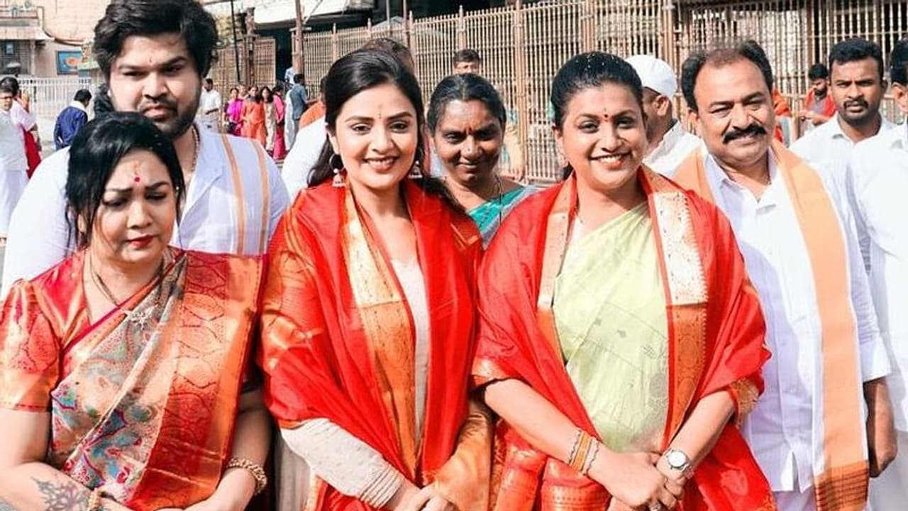 మంత్రి రోజాతో పాటు శ్రీవారి దర్శనం చేసుకున్న యాంకర్ శ్రీముఖి! మంత్రి రోజాతో పాటు శ్రీవారి దర్శనం చేసుకున్న యాంకర్ శ్రీముఖి!