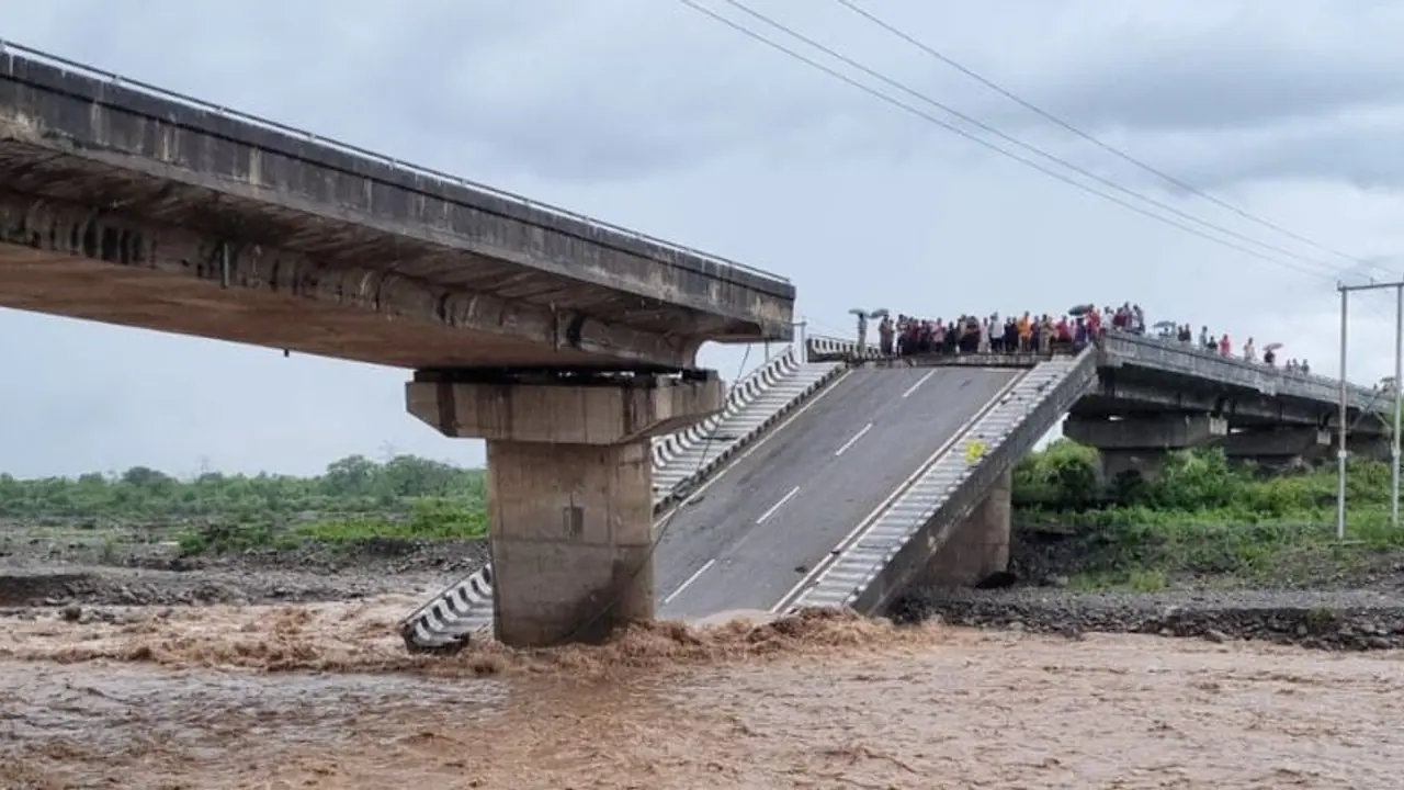 ఉత్త‌ర భార‌తాన్ని ముంచెత్తిన భారీ వ‌ర్షాలు.. వ‌ర‌ద‌లో కొట్టుకుపోయిన వంతెన 