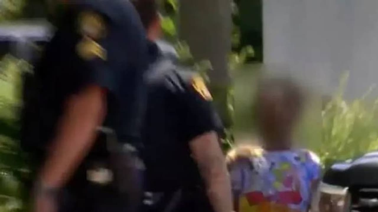 തോക്കിൻമുനയിൽ ഭീഷണി, കാർ മോഷ്ടിച്ച് കടന്നുകളഞ്ഞ് എട്ടുവയസുകാരൻ! തോക്കിൻമുനയിൽ ഭീഷണി, കാർ മോഷ്ടിച്ച് കടന്നുകളഞ്ഞ് എട്ടുവയസുകാരൻ!