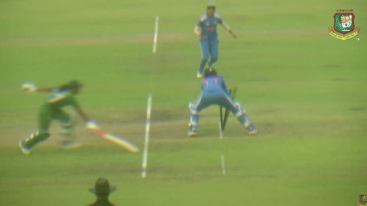 ഫീല്ഡിംഗിലും മിന്നല്പ്പിണറായി മിന്നു മണി; ഞെട്ടിച്ച് സൂപ്പർ ത്രോ, റണ്ണൗട്ട്! ഫീല്ഡിംഗിലും മിന്നല്പ്പിണറായി മിന്നു മണി; ഞെട്ടിച്ച് സൂപ്പർ ത്രോ, റണ്ണൗട്ട്!