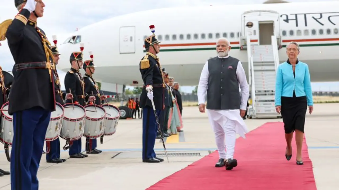 ಪ್ಯಾರಿಸ್‌ಗೆ ಬಂದಿಳಿದ ಮೋದಿಗೆ ರೆಡ್ ಕಾರ್ಪೆಟ್ ಸ್ವಾಗತ ನೀಡಿದ ಫ್ರಾನ್ಸ್‌ ಪ್ರಧಾನಿ!