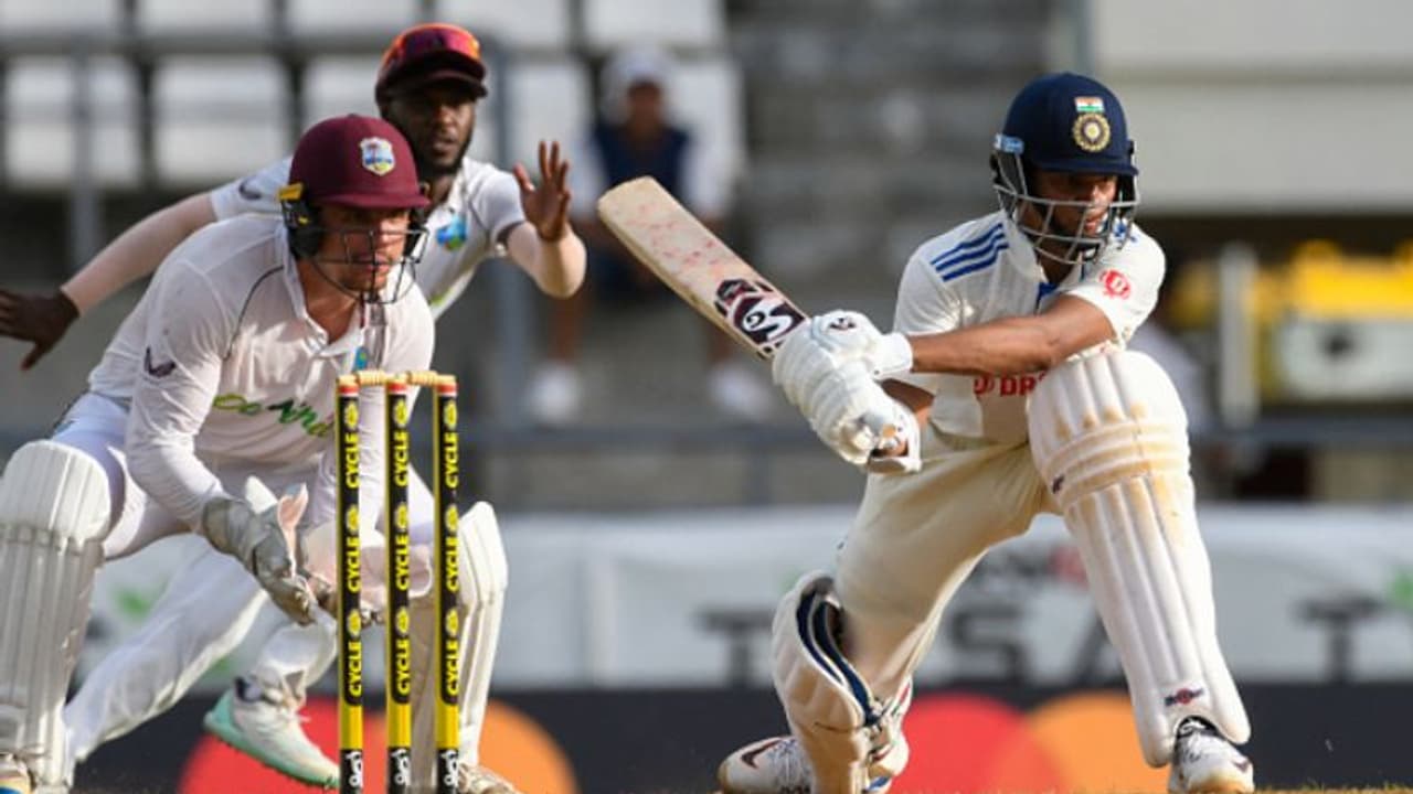 'സഞ്ജു ബോയി' ടോപ് ഗിയറില്; അരങ്ങേറ്റ ഫിഫ്റ്റിയുമായി യശസ്വി ജയ്സ്വാള് 'സഞ്ജു ബോയി' ടോപ് ഗിയറില്; അരങ്ങേറ്റ ഫിഫ്റ്റിയുമായി യശസ്വി ജയ്സ്വാള്