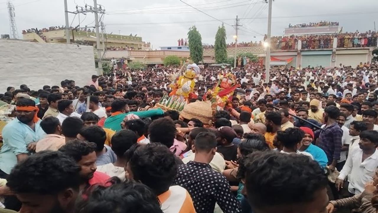 ಚಿತ್ತಾಪುರ: ಕೋಳಿ ಎಸೆದು ಹರಕೆ ತೀರಿಸಿದ್ದ ಭಕ್ತರು..! ಚಿತ್ತಾಪುರ: ಕೋಳಿ ಎಸೆದು ಹರಕೆ ತೀರಿಸಿದ್ದ ಭಕ್ತರು..!