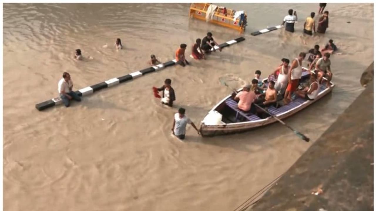 പ്രളയക്കെടുതി: ഹിമാചൽ പ്രദേശിൽ മരണം 91; ദില്ലിയിൽ ചെങ്കോട്ട അടച്ചു, കര കവിഞ്ഞ് യമുന പ്രളയക്കെടുതി: ഹിമാചൽ പ്രദേശിൽ മരണം 91; ദില്ലിയിൽ ചെങ്കോട്ട അടച്ചു, കര കവിഞ്ഞ് യമുന