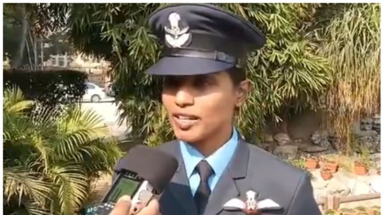 ప్యారిస్లో బాస్టిల్ డే పరేడ్లో వైమానిక దళానికి సింధు రెడ్డి నేతృత్వం.. ఎవరీ సింధు రెడ్డి? ప్యారిస్లో బాస్టిల్ డే పరేడ్లో వైమానిక దళానికి సింధు రెడ్డి నేతృత్వం.. ఎవరీ సింధు రెడ్డి?