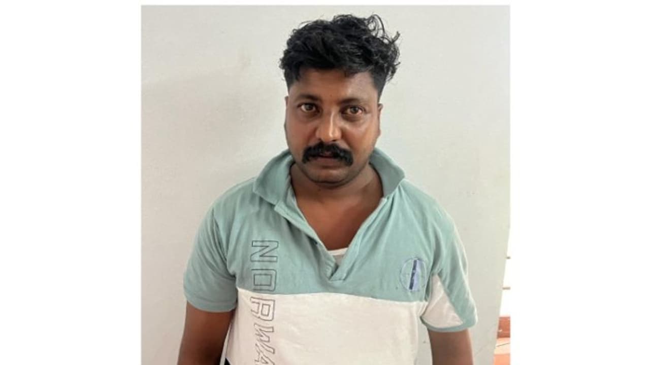 കാപ്പ ചുമത്തി നാടുകടത്തിയ പ്രതി വിലക്ക് ലംഘിച്ച് തിരിച്ചെത്തി; വീണ്ടും അറസ്റ്റ് ചെയ്ത് പൊലീസ് കാപ്പ ചുമത്തി നാടുകടത്തിയ പ്രതി വിലക്ക് ലംഘിച്ച് തിരിച്ചെത്തി; വീണ്ടും അറസ്റ്റ് ചെയ്ത് പൊലീസ്